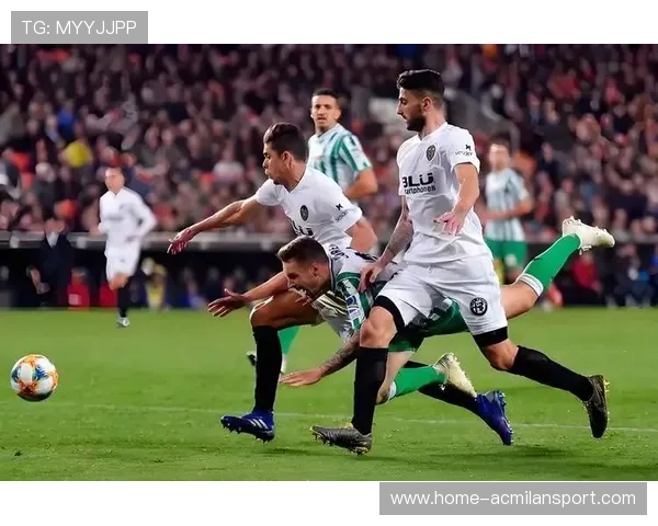 法甲里昂边路快速传切，门前混战收获进球：快速反击中的艺术