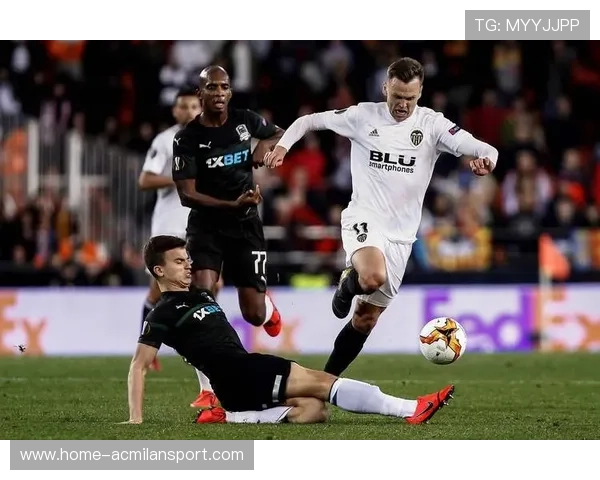 意甲米兰短传渗透成关键,球门前混战被终结