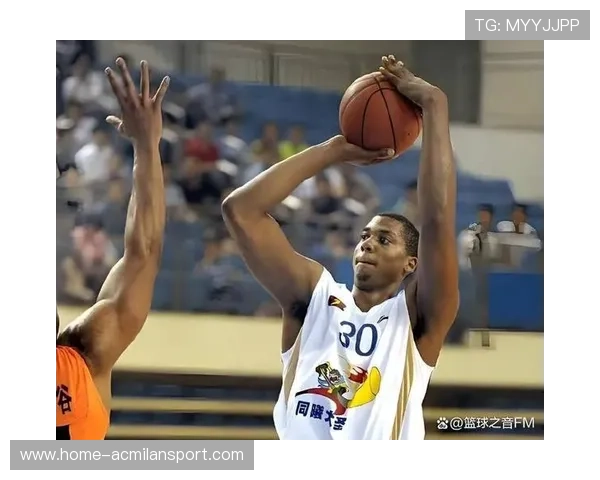 前NBA球员怀特塞德更新社媒晒照，定位显示已抵达上海，怀特塞德效力过的球队