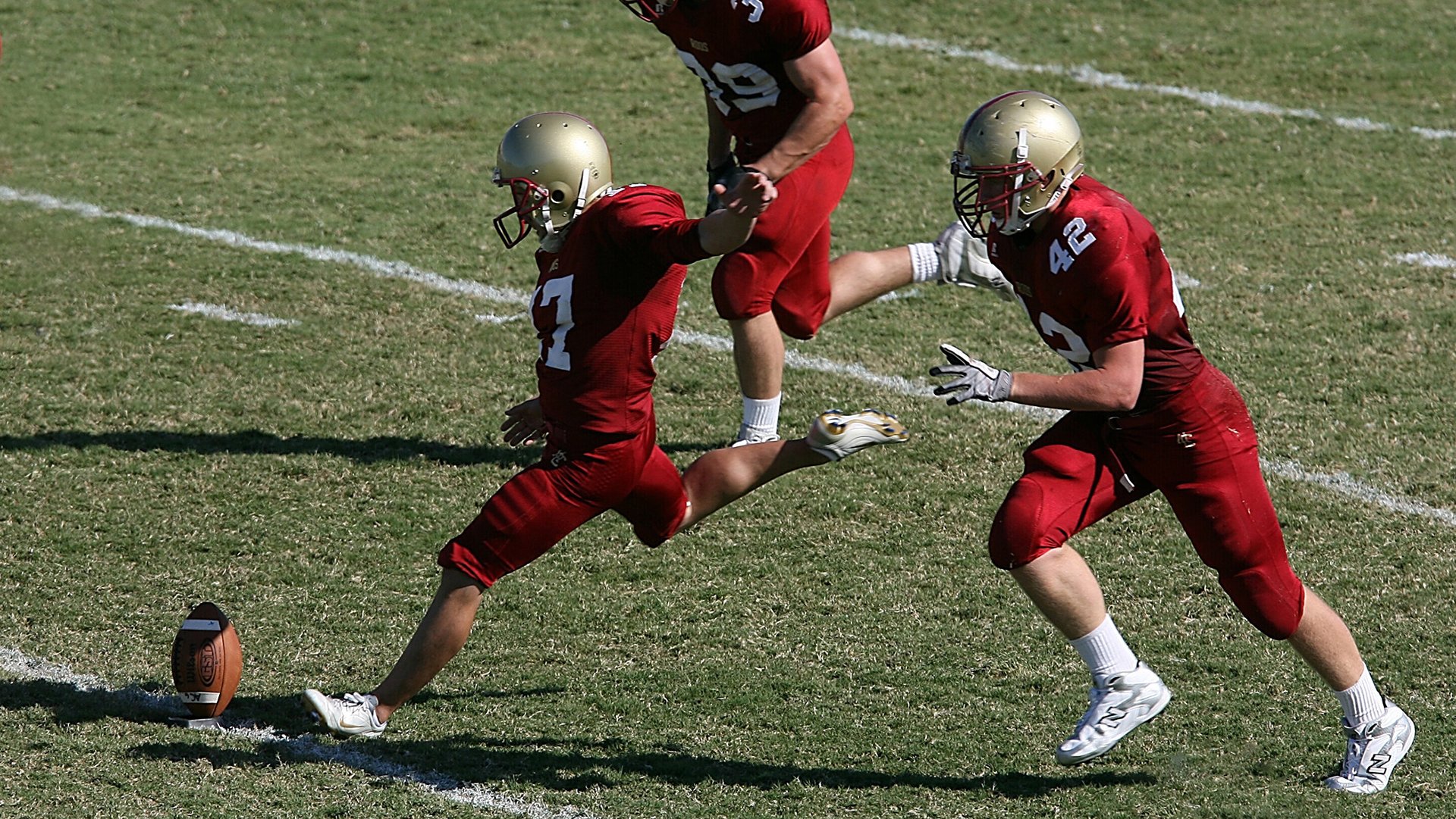 主场气氛热烈观众打出创意标语为球队送上全场支持,球队主题