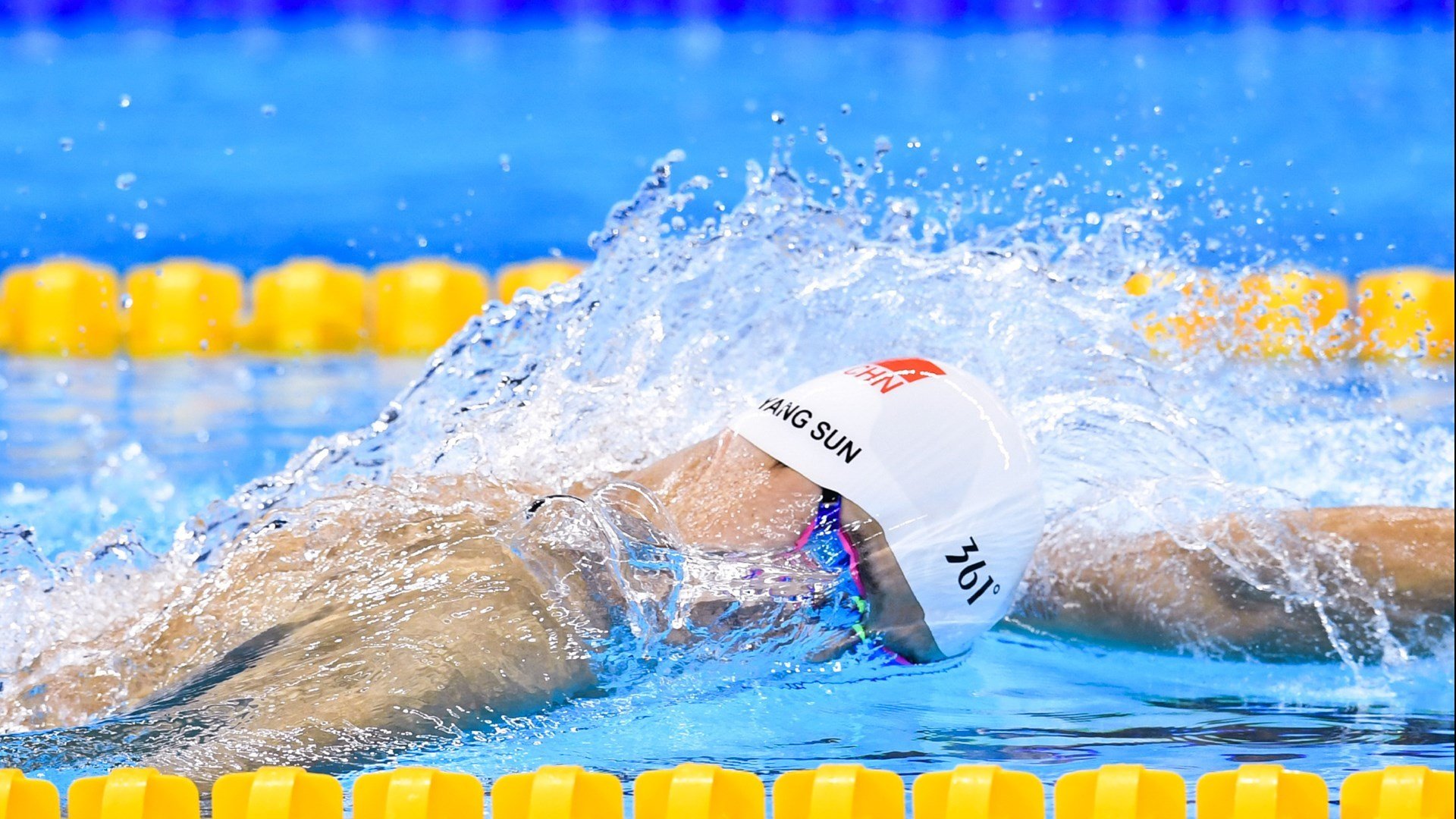 体育记者深入前线还原比赛背后未被发现的故事，体育新闻记者